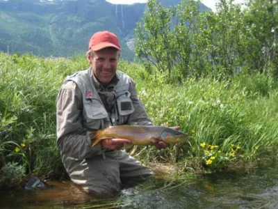 Tor Grøthe som holder en stor fisk i hendene