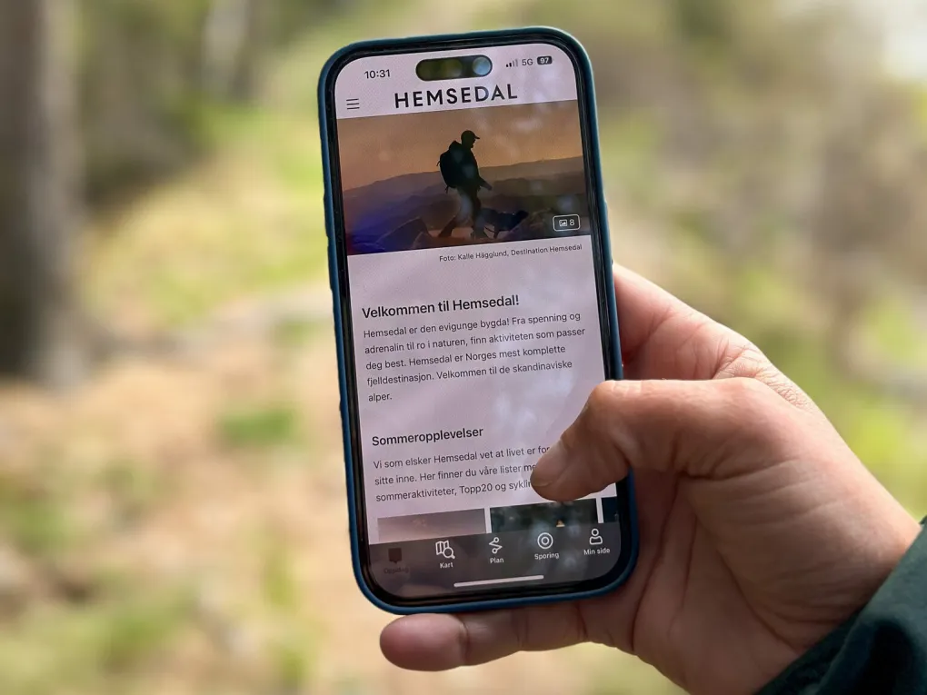 Telefon som har oppe startsiden på Hemsedal appen