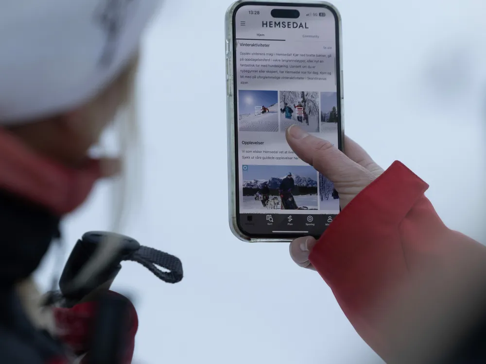 To personer som ser på Hemsedal appen vinterstid