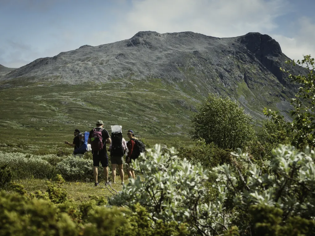 Fjelltur, med mennesker i bakgrunnen.