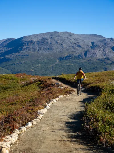 Mann syklende på sykkelsti i Hemsedal