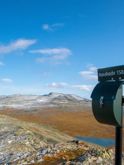 Bildet viser utsikten fra poststativet på Harahorn med fjellet i bakhånd