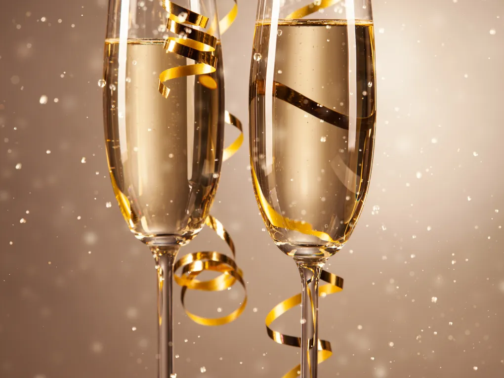 To glass med drikke på nyttårsfest