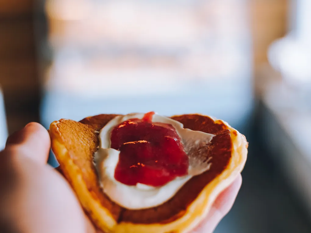 Deilig svele med rømme og syltetøy oppå.