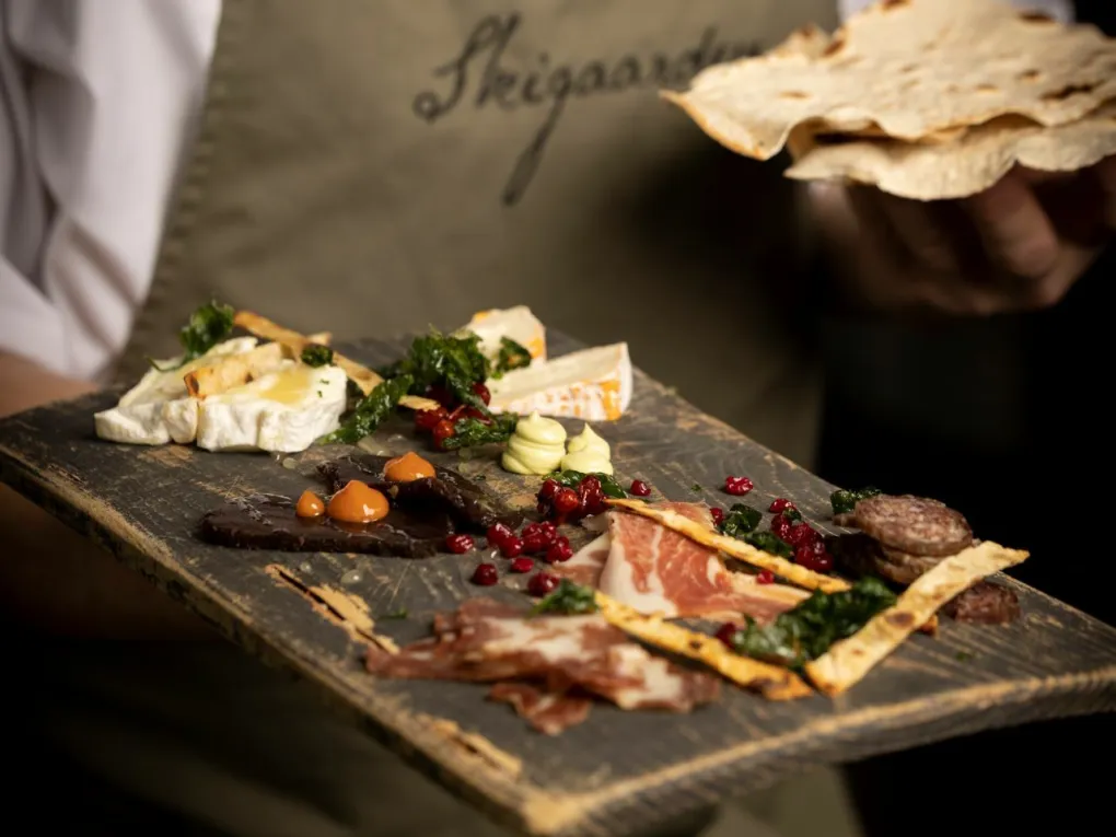 Kokk fra Skigaarden i Hemsedal som viser fram en tapas plate