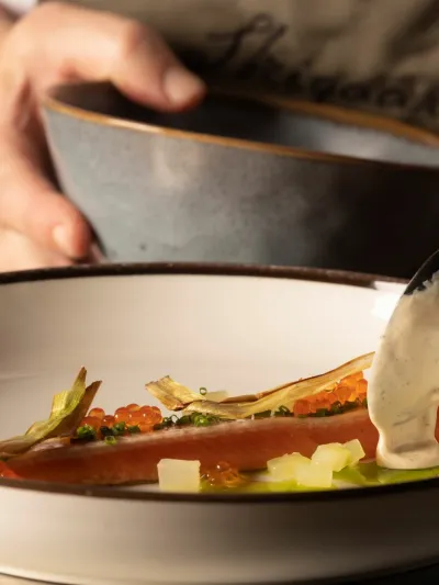 Nærbilde av en forrett med fisk