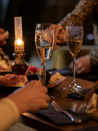 To mennesker spiser middag på restaurant og drikker vin