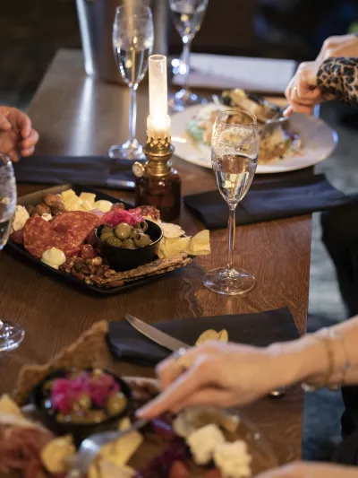 Her er det et bilde av spekemat samt deilige oster til å spise.