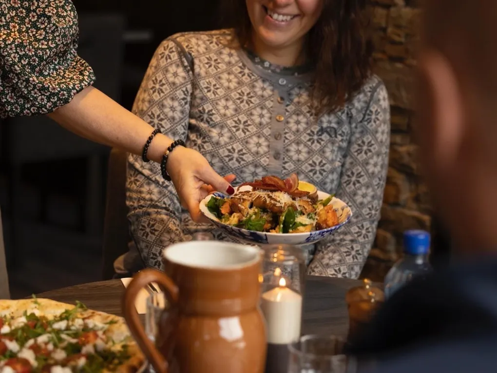 Servering av mat på Hemsedal cafe
