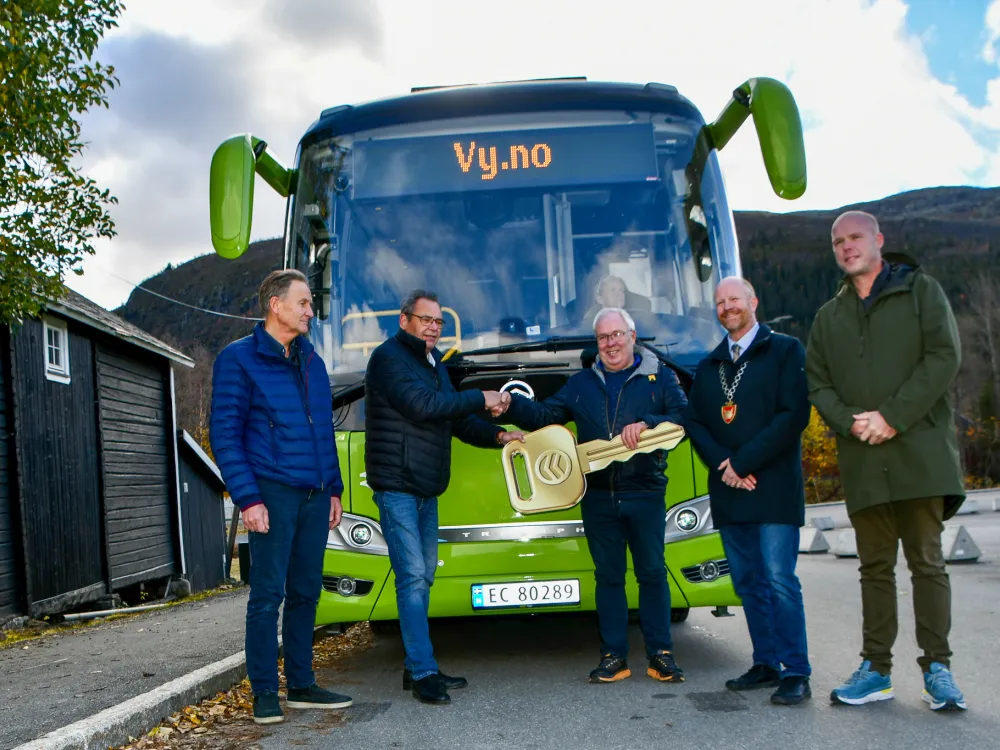 5 menn som står foran en Brakar buss i Hemsedal