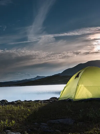 Telt i solnedgangen på fjellet i Hemsedal
