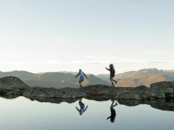To jenter som balanserer på steiner