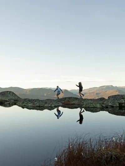 To jenter som balanserer på steiner