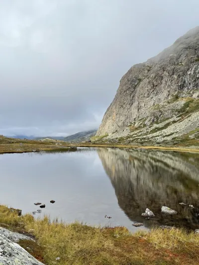 Et vann på toppen av fjellet