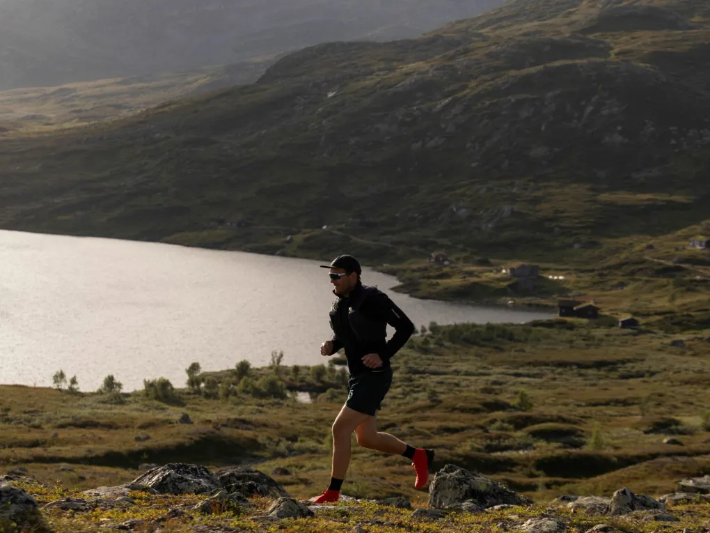 Mann som løper i fjellet.