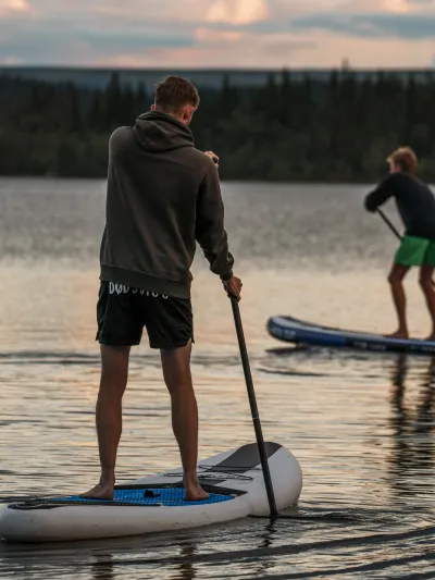 To gutter som padler sup i Hemsedal i solnedgang