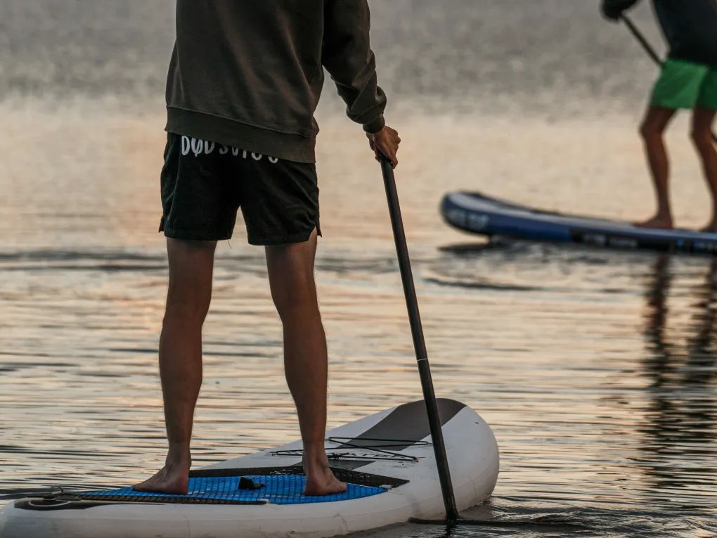 To gutter som padler sup i Hemsedal i solnedgang