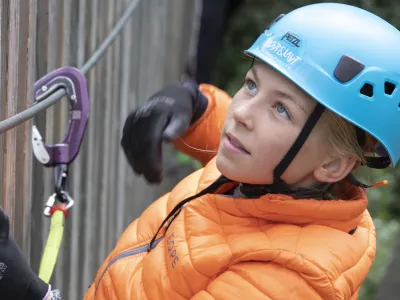Jente som klatrer i Hemsedal Høyt og Lavt park