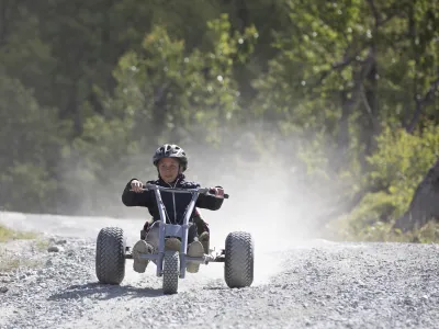 Barn som er på vei ned Hemsedal skisenter på mountain cart