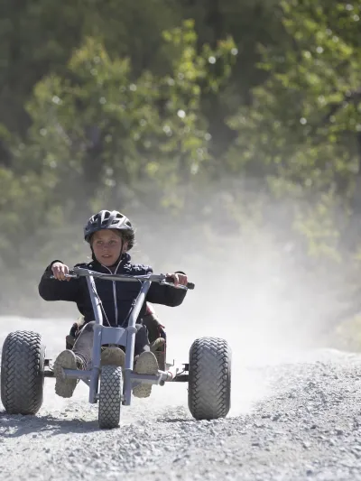 Barn som er på vei ned Hemsedal skisenter på mountain cart