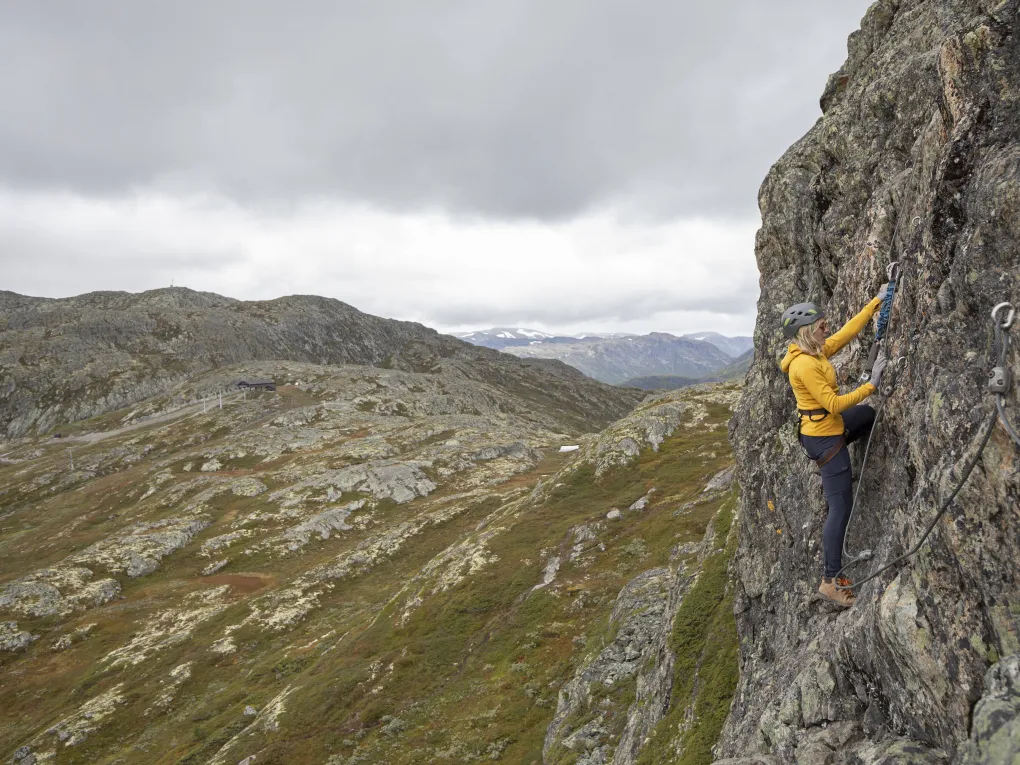 Dame som bestiger Via Ferrata i Hemsedal 2