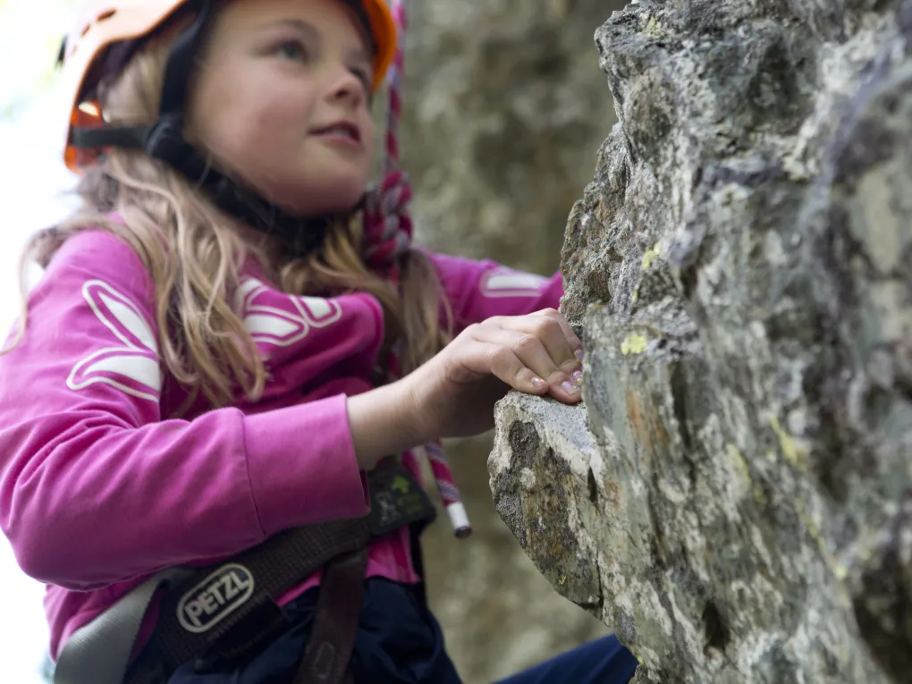 Liten jente som klatrer i fjellvegg i Hemsedal