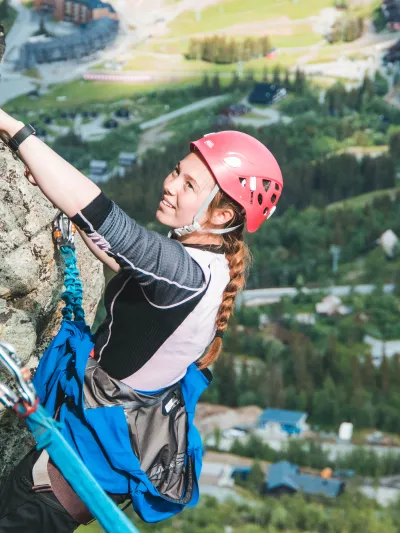 Dame som bestiger Via Ferrata i Hemsedal