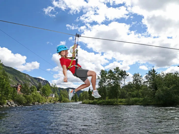 Barn som kjører zip line i Hemsedal Høyt og Lavt park