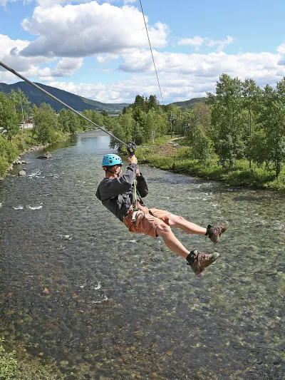 Mann som kjører zip line i Hemsedal Høyt og Lavt park