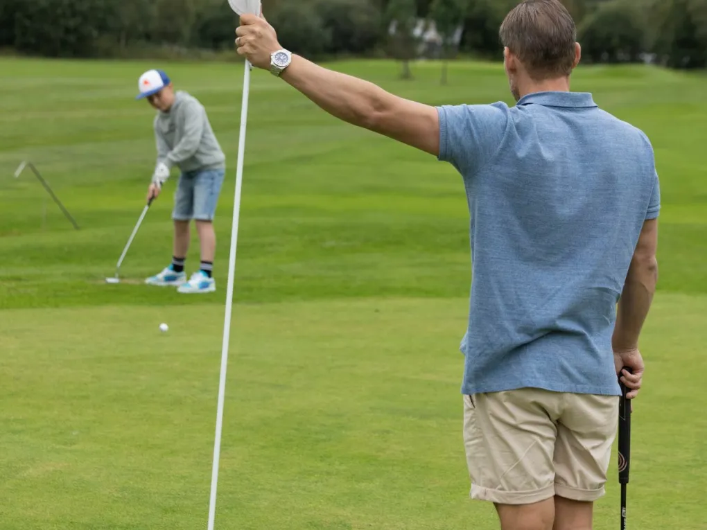 Far og sønn som spiller golf i Hemsedal