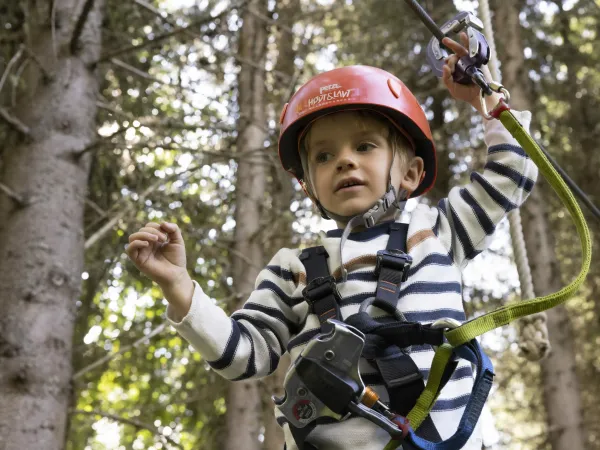 Gutt som klatrer i Høyt og Lavt klatrepark i Hemsedal
