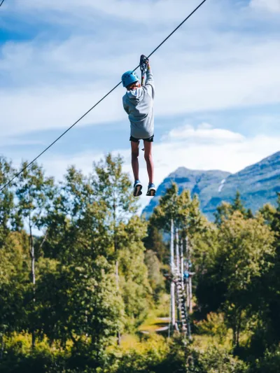 Barn som kjører zip line i Hemsedal Høyt og Lavt park