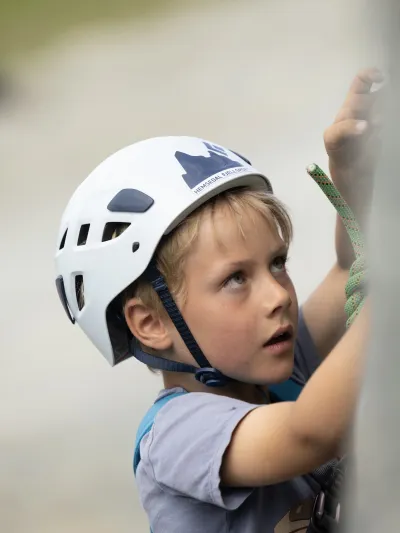 Gutt som klatrer i fjellvegg i Hemsedal