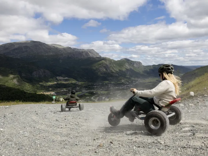 Mennesker som kjører mountain cart i Hemsedal skisenter