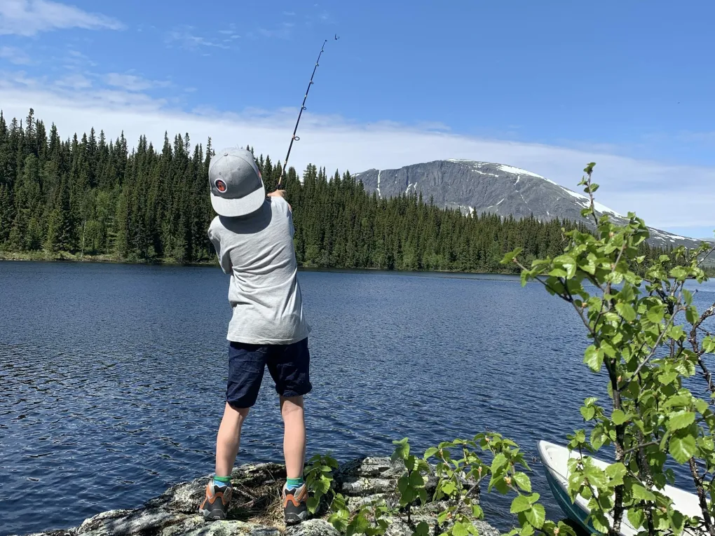 Barn som fikser med stang