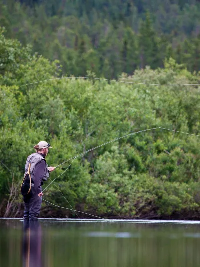 Mann som fluefisker i et vann i Hemsedal