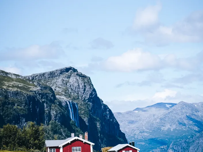 Utsikt mot en støl og hydnefossen (sommer).