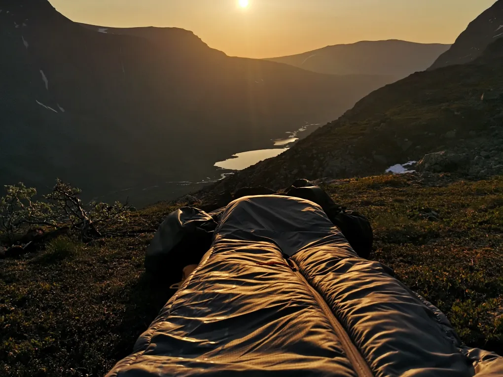 Solnedgang i sovepose på fjellet.