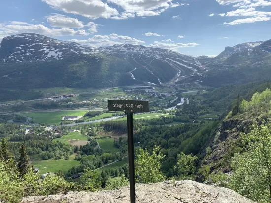 Steget skilt, 920 moh med utsikt.