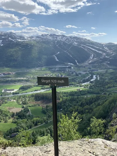 Steget skilt, 920 moh med utsikt.