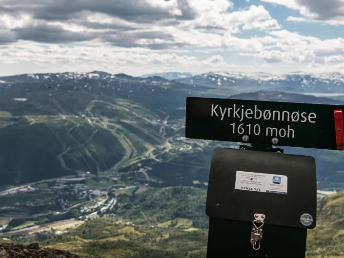 Kyrkjebønnøse skilt, postkasse og utsikt.