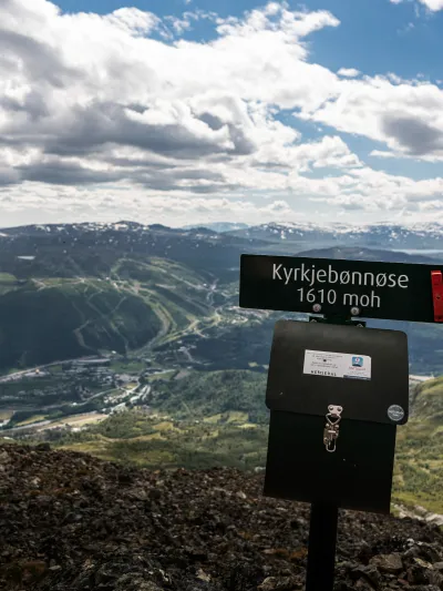 Kyrkjebønnøse skilt, postkasse og utsikt.