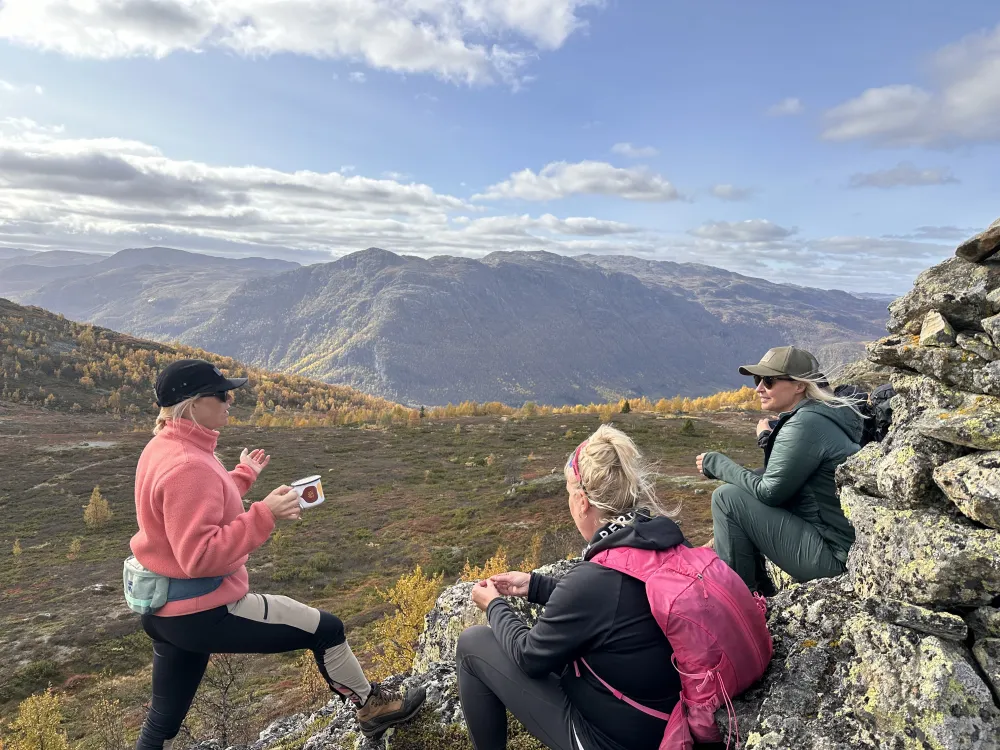 Gjeng med damer som sitter å har kaffepause på fjelltur i Hemsedal