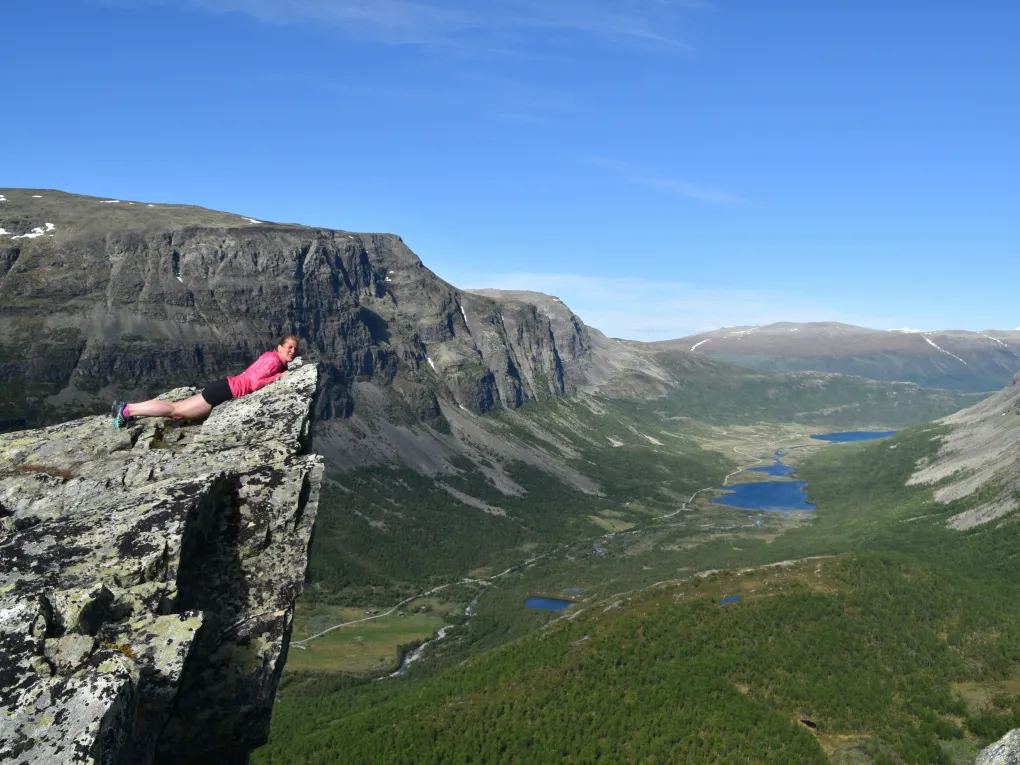 Hydalshjallen, dame som ligger på kanten av utsiktspunktet.