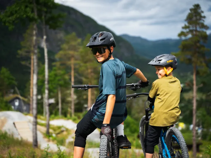 To barn som har syklet sentrumsstien i Hemsedal