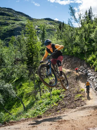 Sykling i sentrumsstien i Hemsedal