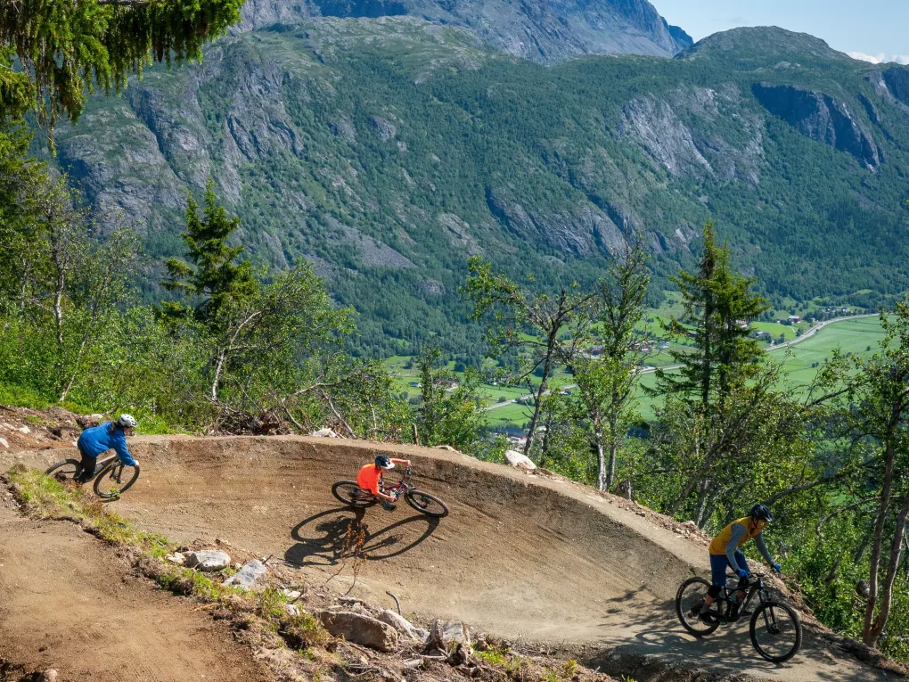 Sykling i sentrumsstien Hemsedal