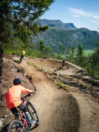 Sykling i sentrumsstien i Hemsedal