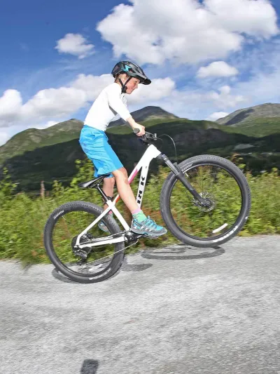 Fornøyd gutt som sykler på Hemsedal rides sine løyper