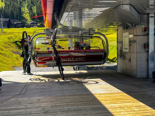 Heis i Hemsedal skisenter som frakter mennesker og sykler opp til toppen